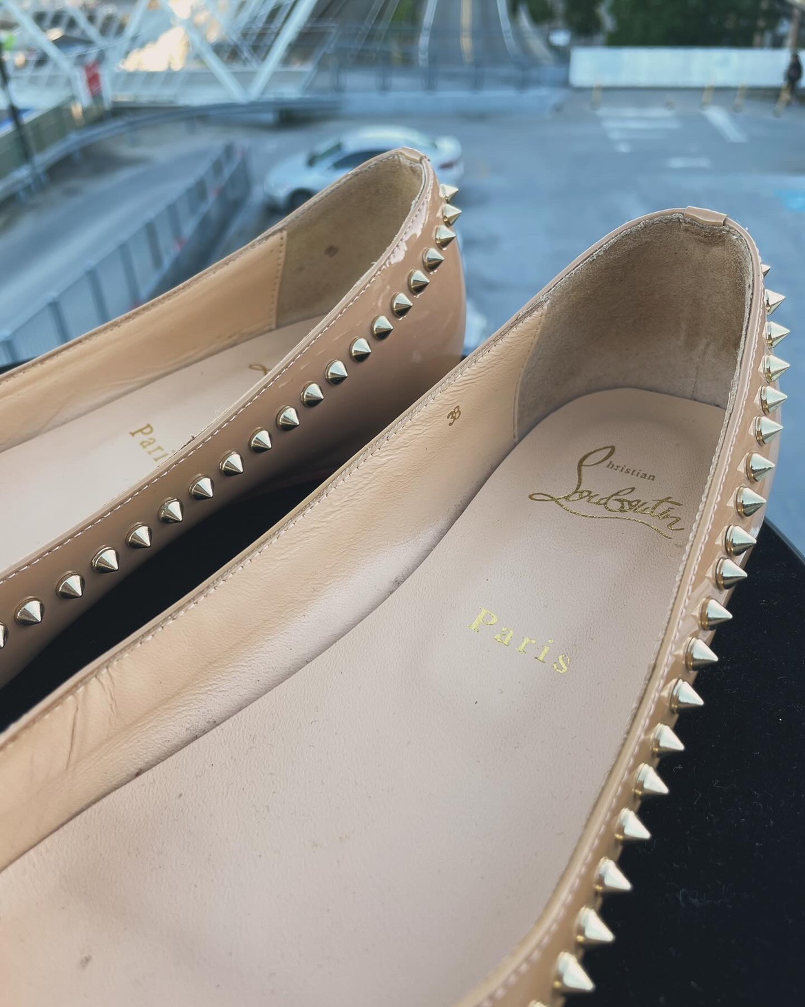 CHRISTIAN LOUBOUTIN Spike Accents Patent Leather Flats🖤 - photo 2