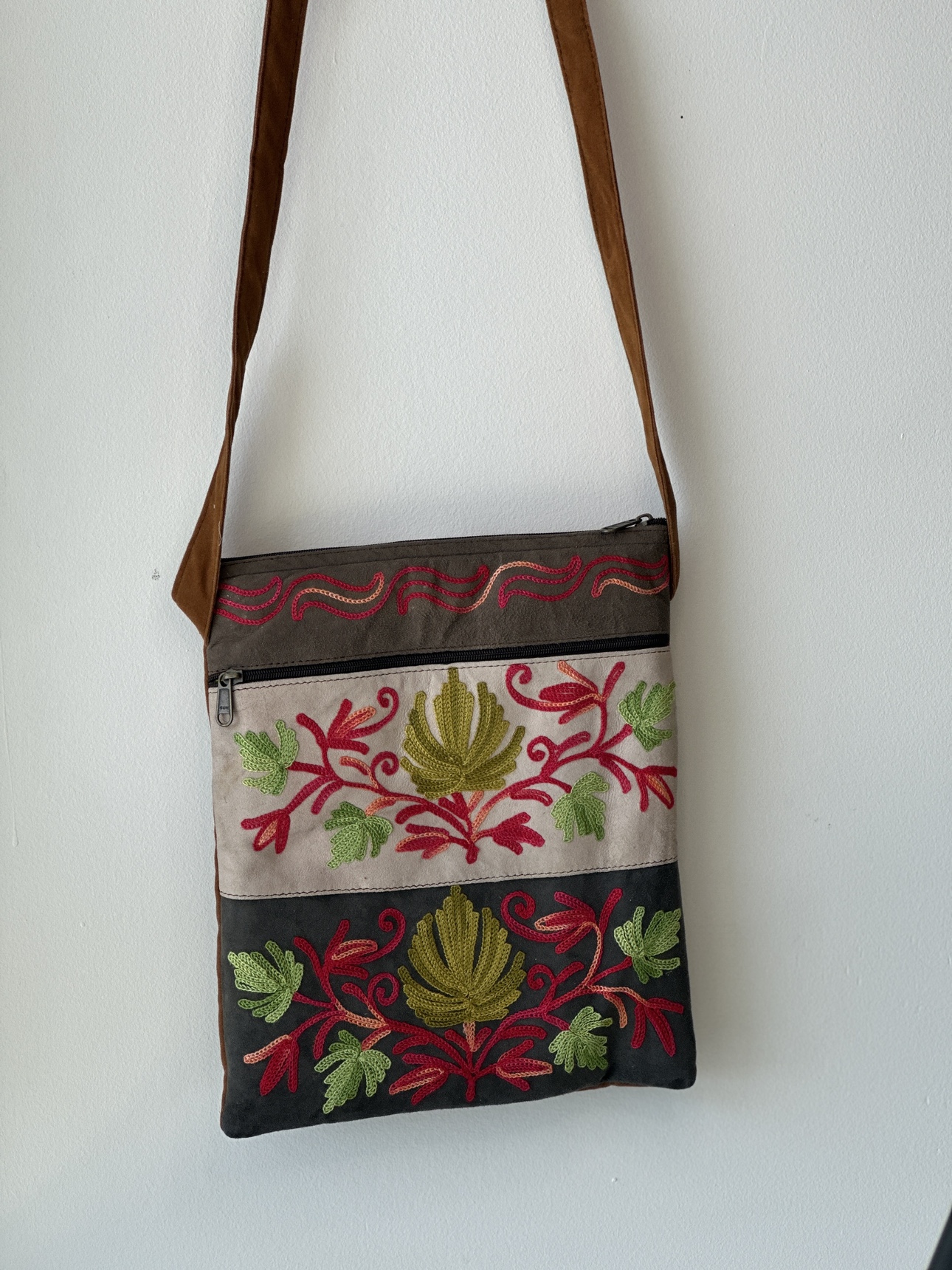 Handcrafted Kashmiri embroidered small sling bag - photo 2
