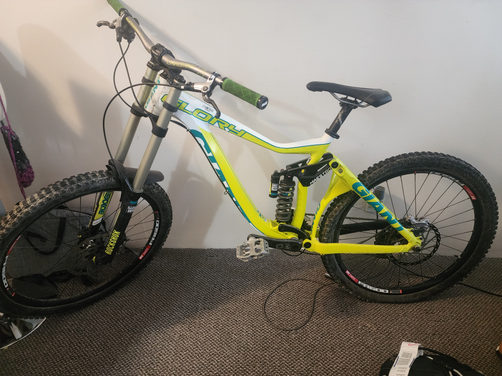 Downhill Bike - Giant Glory
