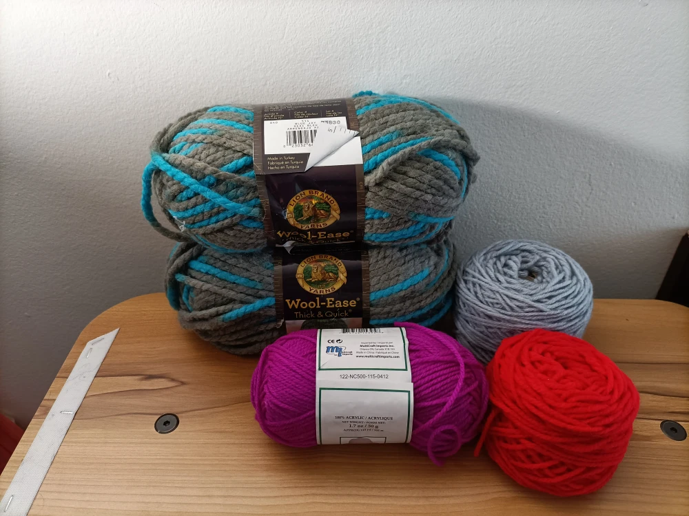 ‼️MOVING SALE‼️Yarn Lot for $5 - photo 2