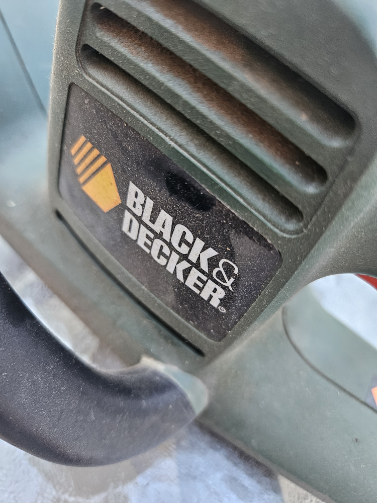 18" Black & Decker Hedge Trimmer - photo 2