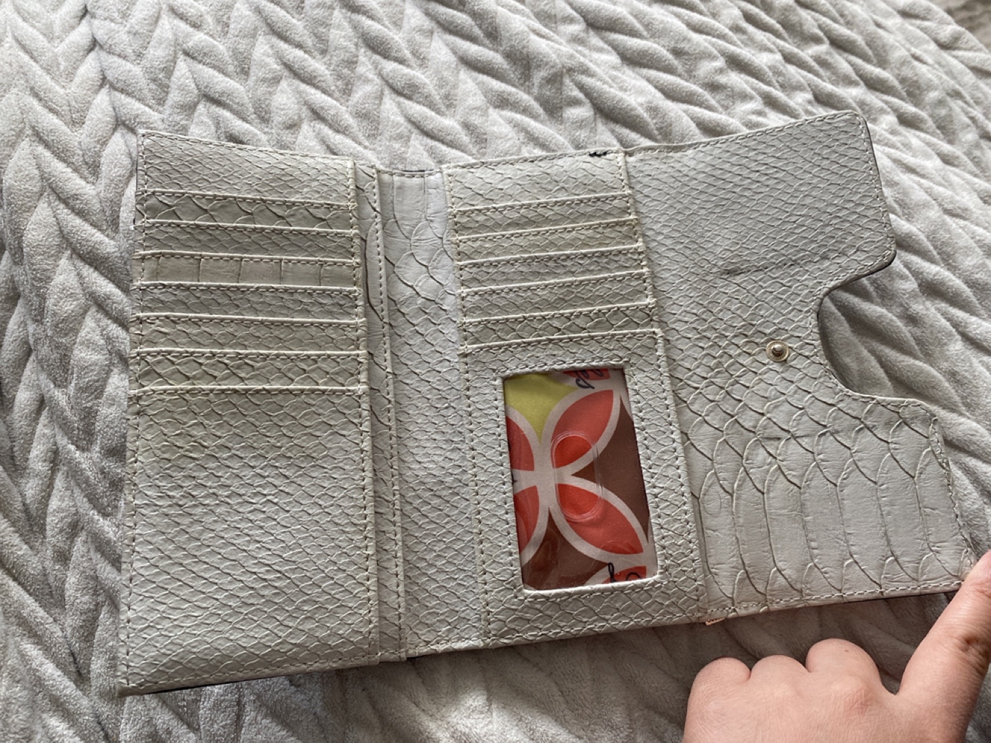 Guess Wallet image indicator(2)