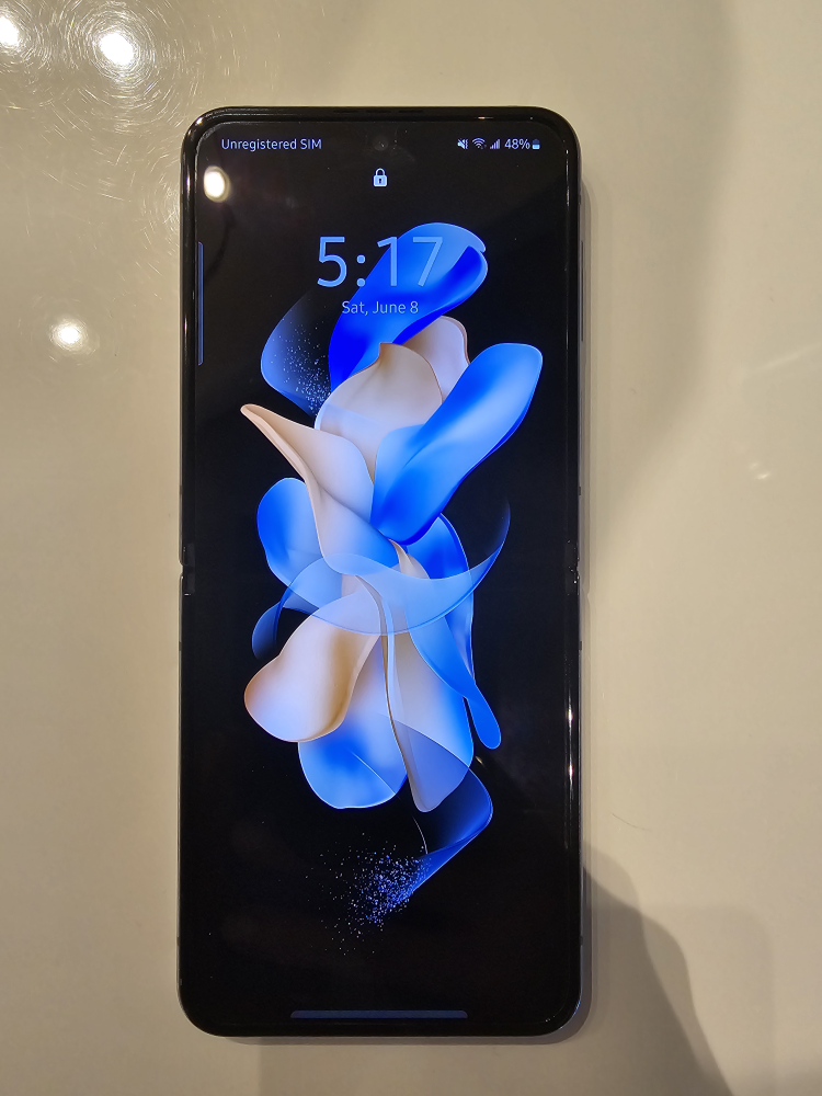 Samsung Z Flip 4 + Accessories thumbnail