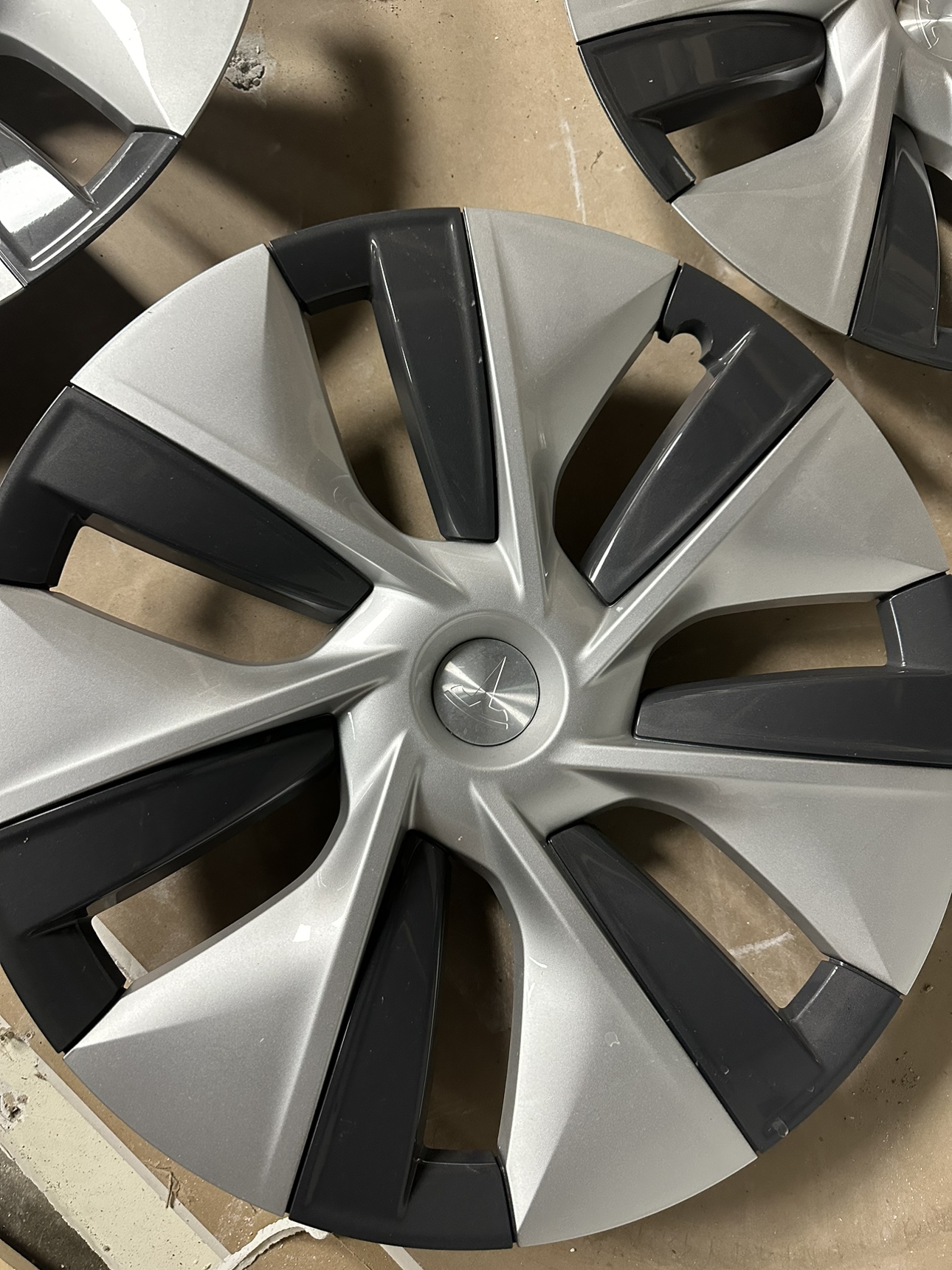 Tesla model Y original whell covers - photo 2