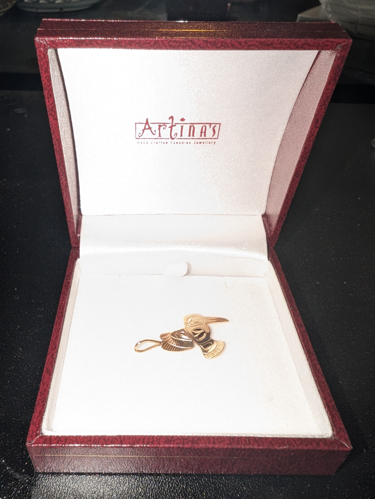 14k gold hummingbird pendant by Tlingit artist Fred Myra - photo 2