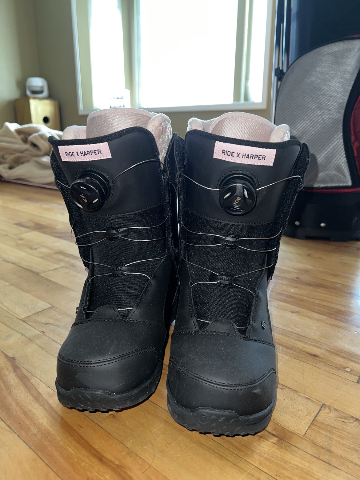 Snowboard boots