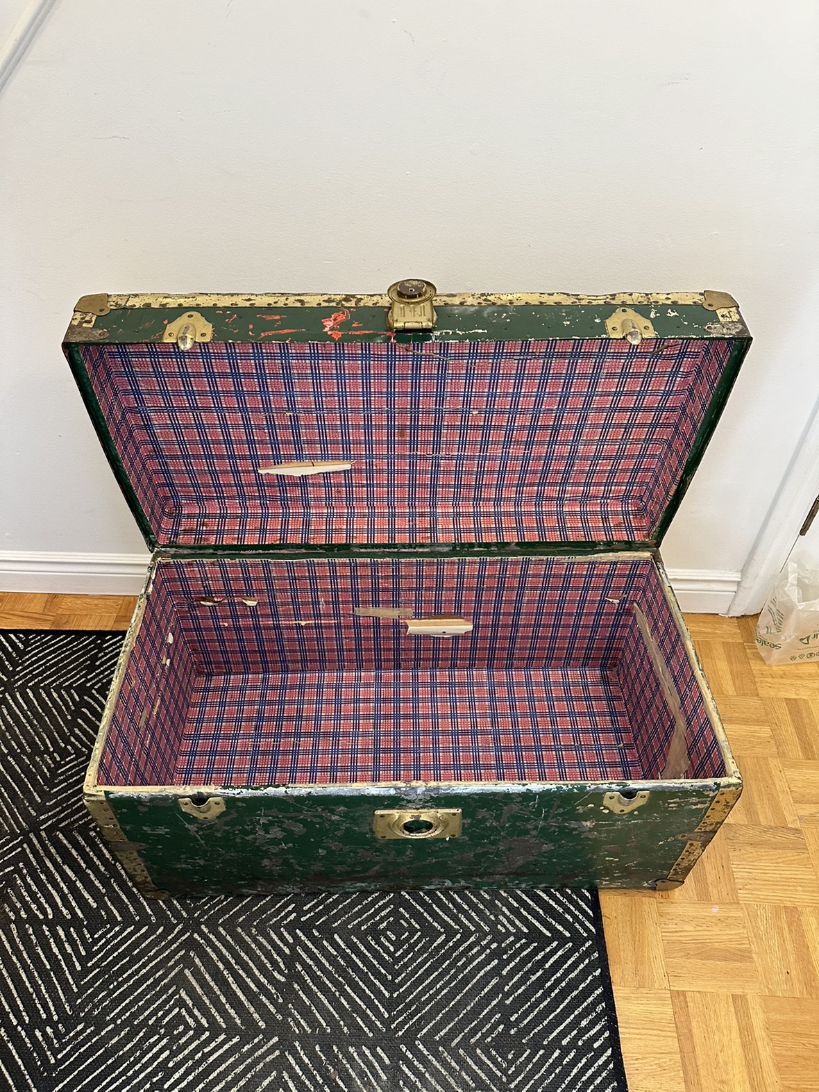 Vintage green metal steamer trunk - photo 4