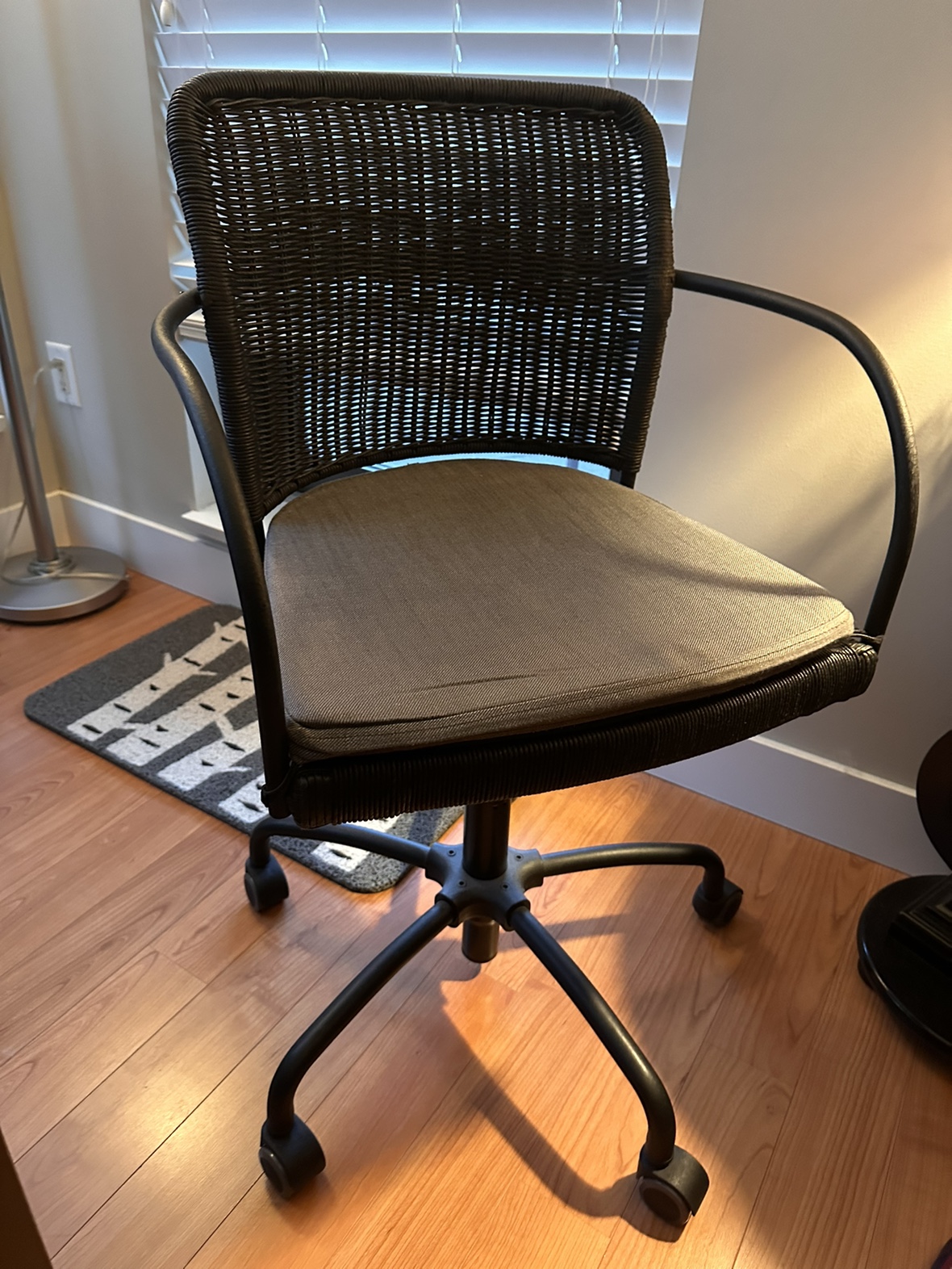 Black Swivel Desk Chair on Wheels - photo 2