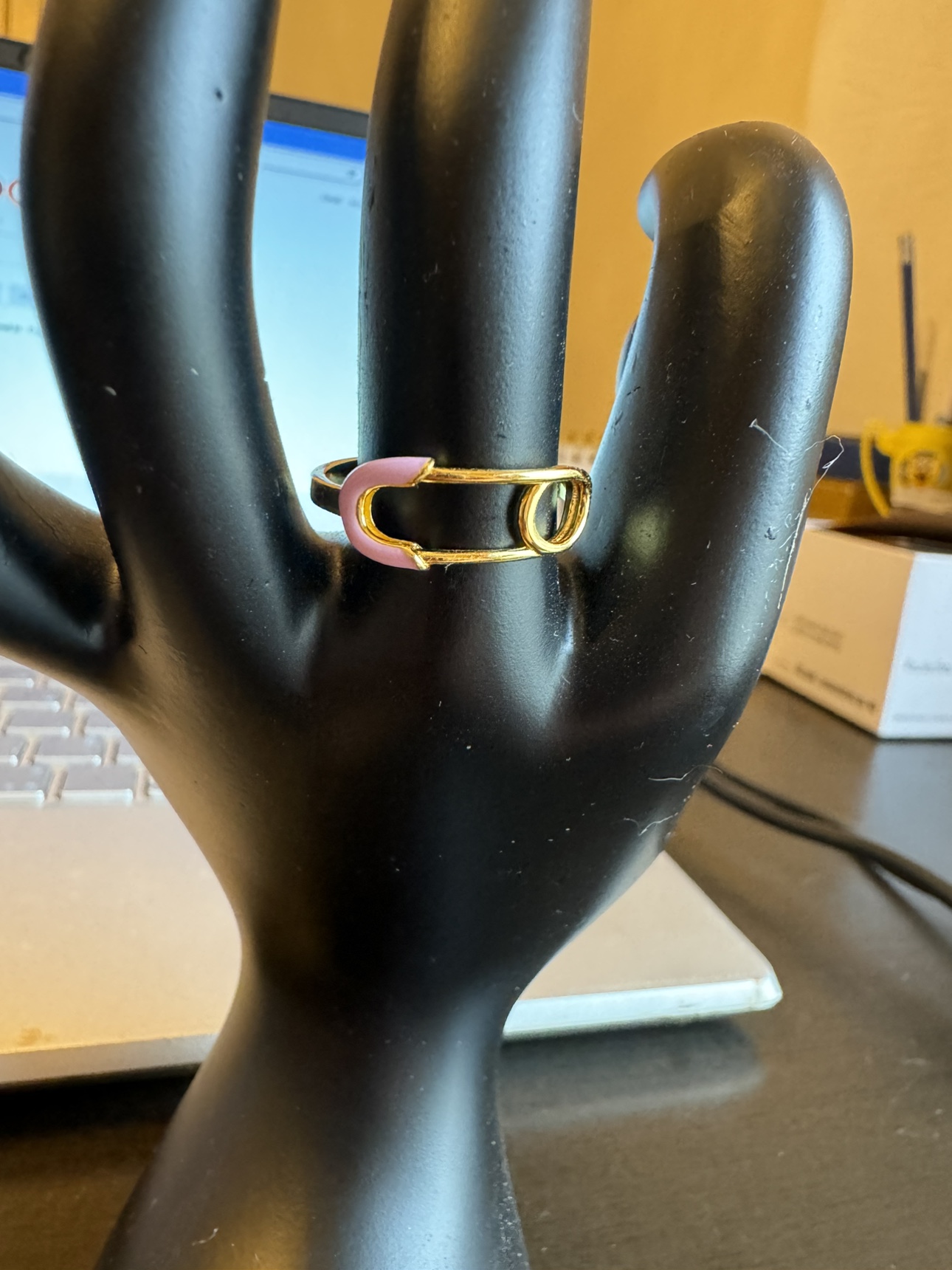 brand new safety pin ring with pink resin image indicator(2)