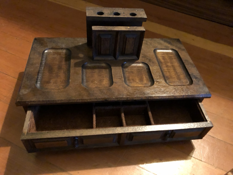 Vintage styled key and sunglass caddy