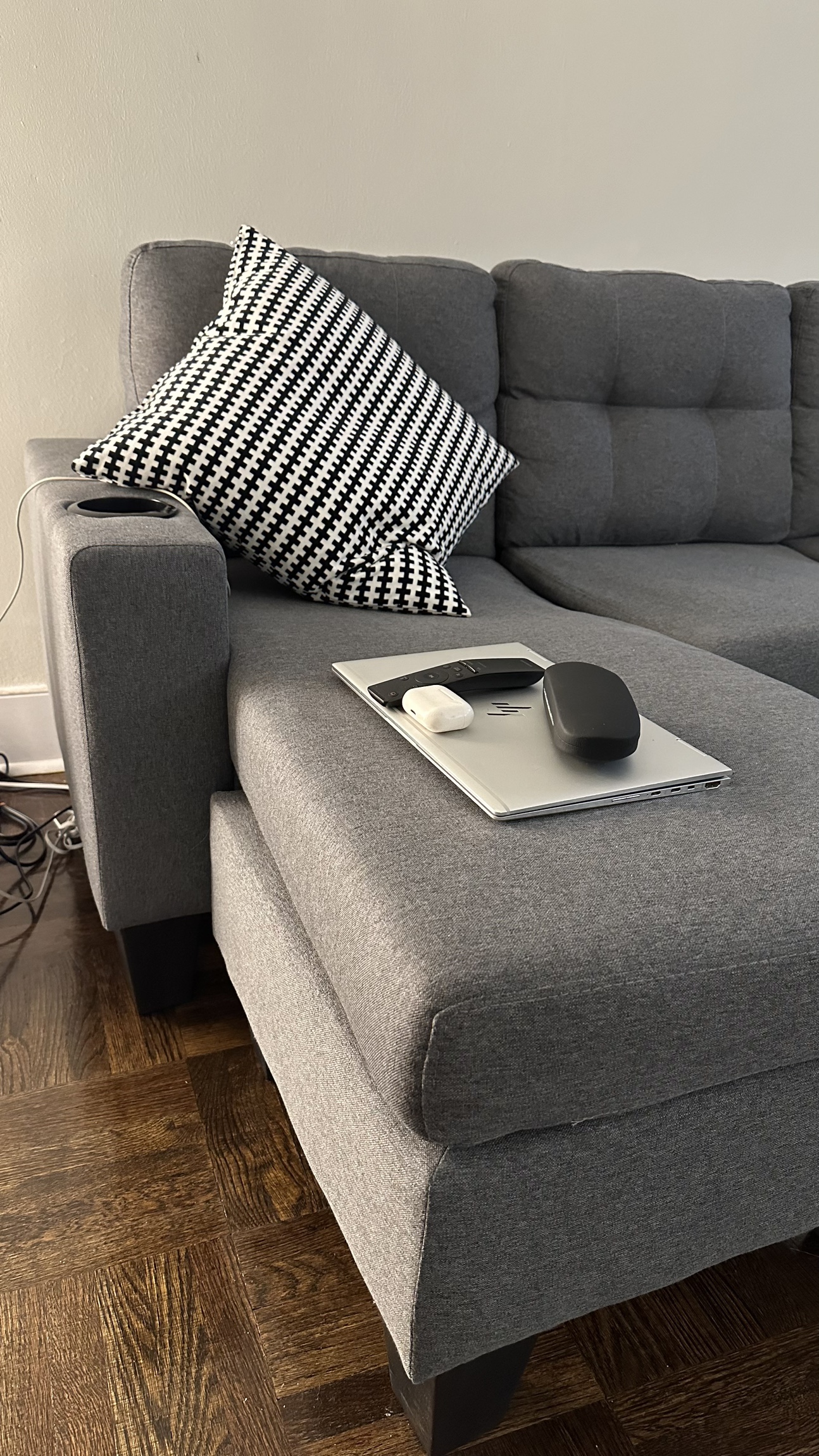 Couch - photo 3