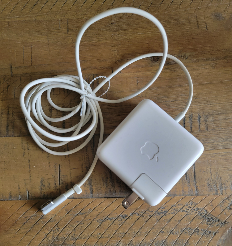 Apple genuine 60W Magsafe power adapter image indicator(3)