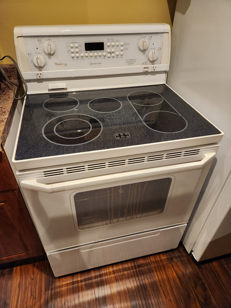 Free-standing Electric Range in White