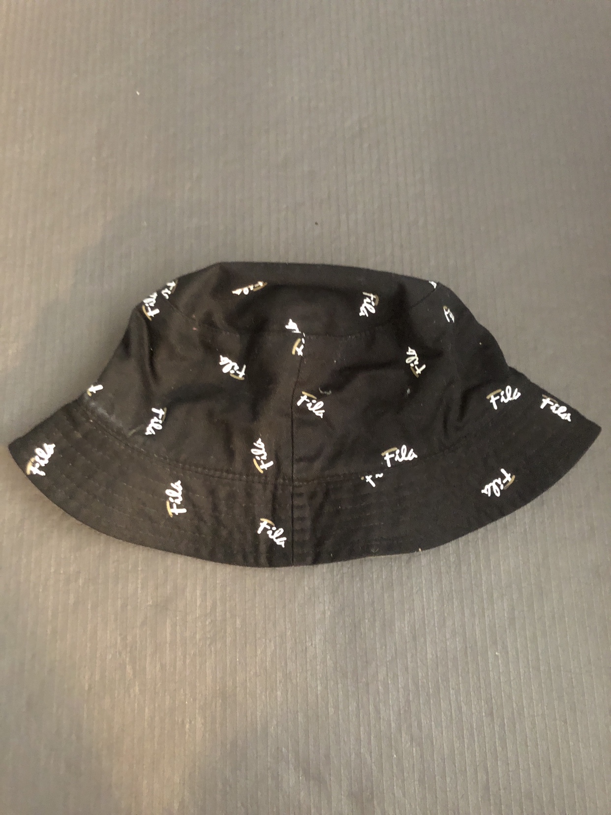 Reversible FILA bucket hat image indicator(2)