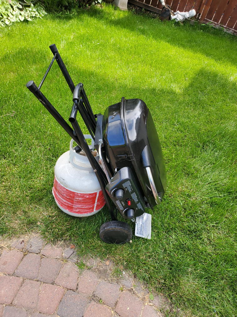 portable barbecue with 7.6 kg propane tank thumbnail