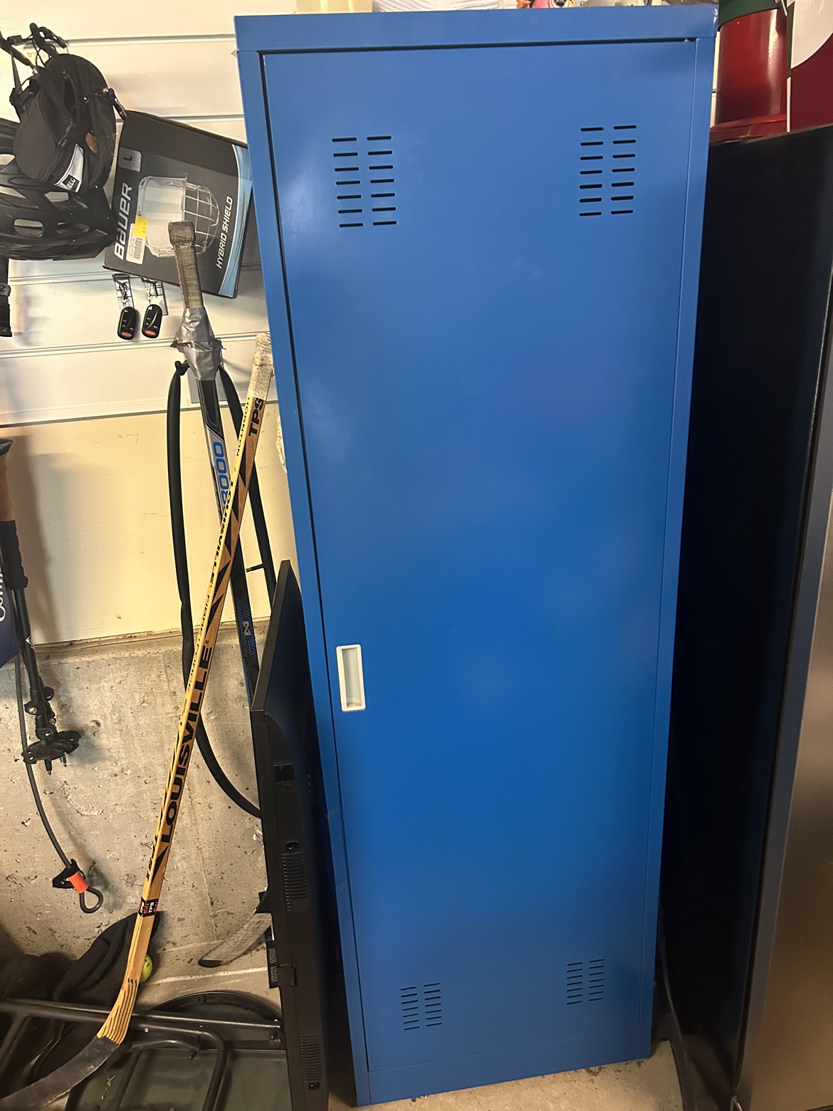 Hockey locker storage
