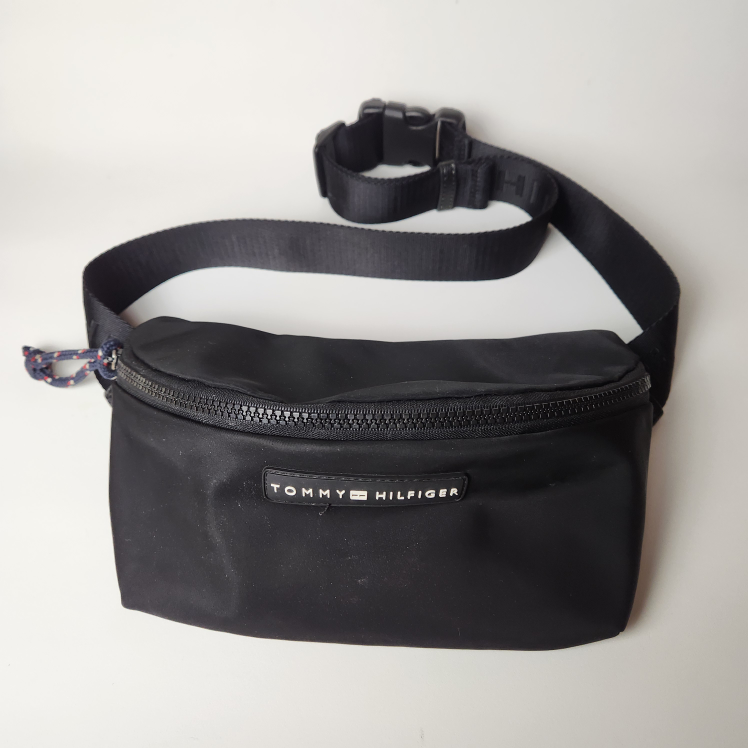Tommy Hilfiger Zippered Fanny Pack