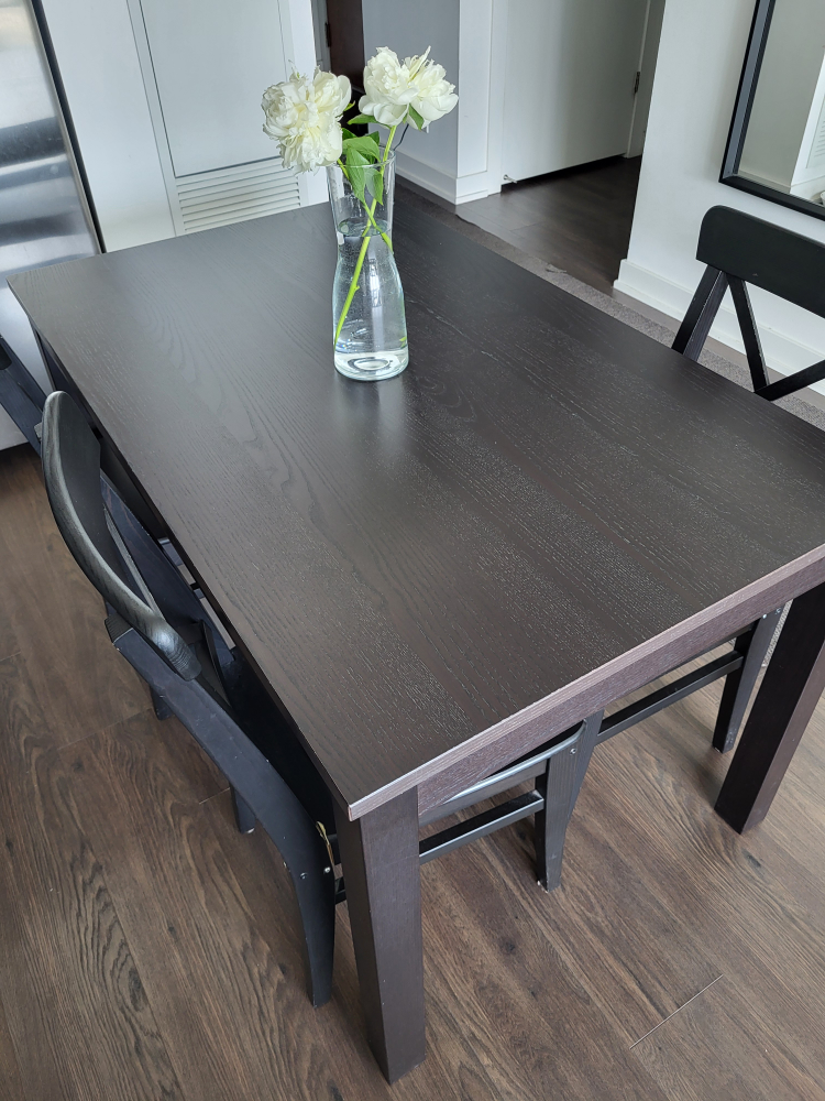 Extendable dining table with 3 chairs