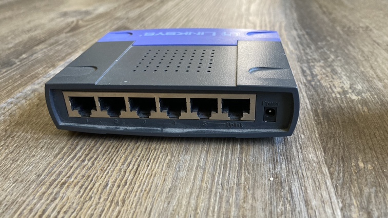 Linksys EFAH05W EtherFast 10/100 5-Port Workgroup Hub image indicator(3)