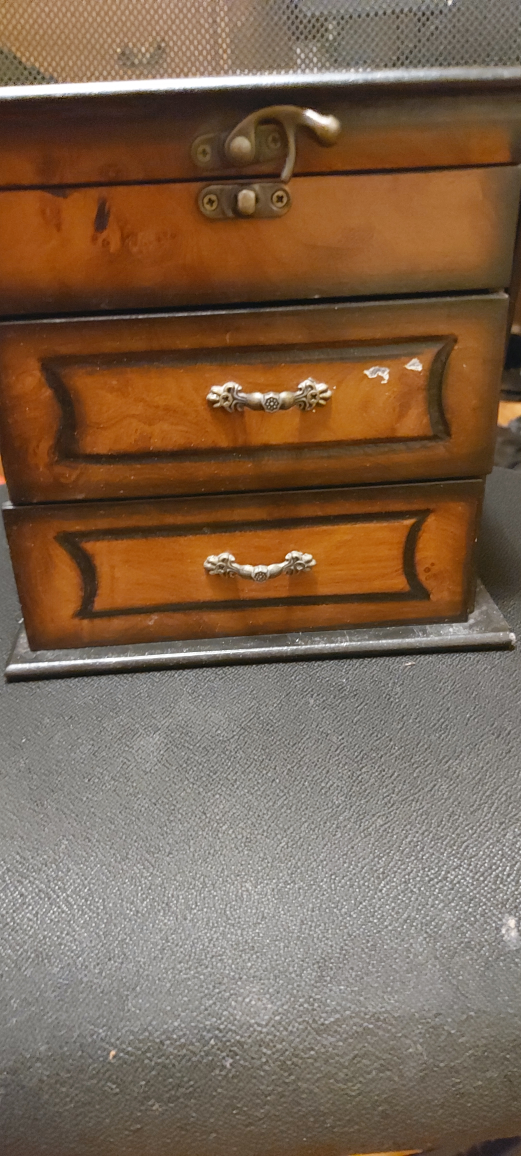 Jewelry box