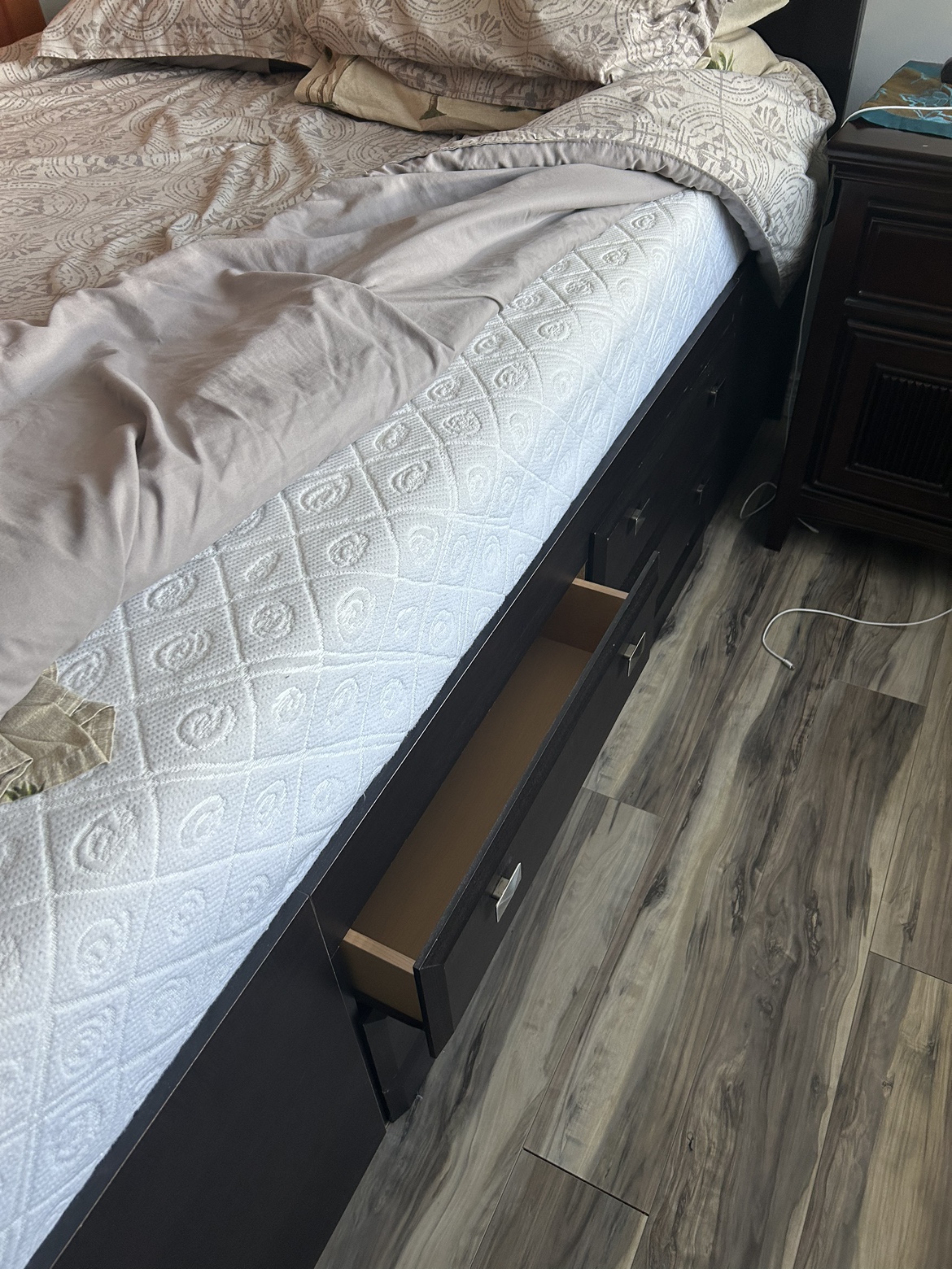 Queen bed frame no mattress - photo 3