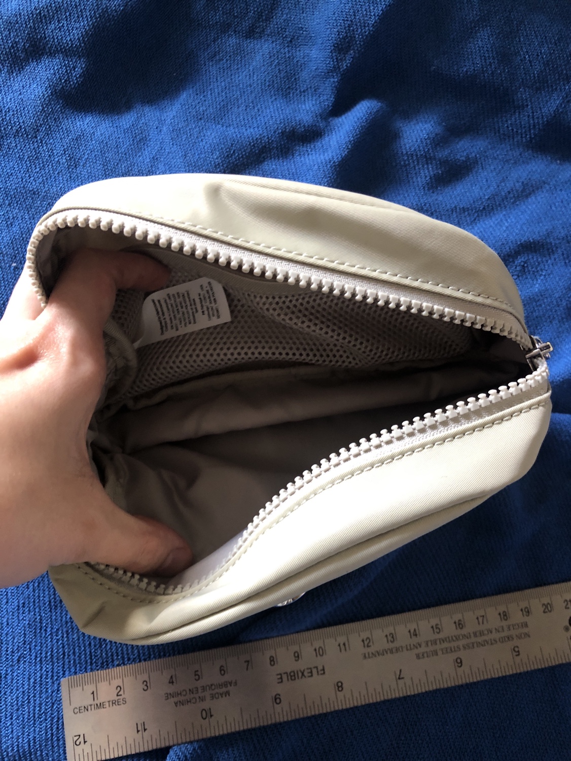 Lululemon x Burt’s Bees toiletries bag - photo 2