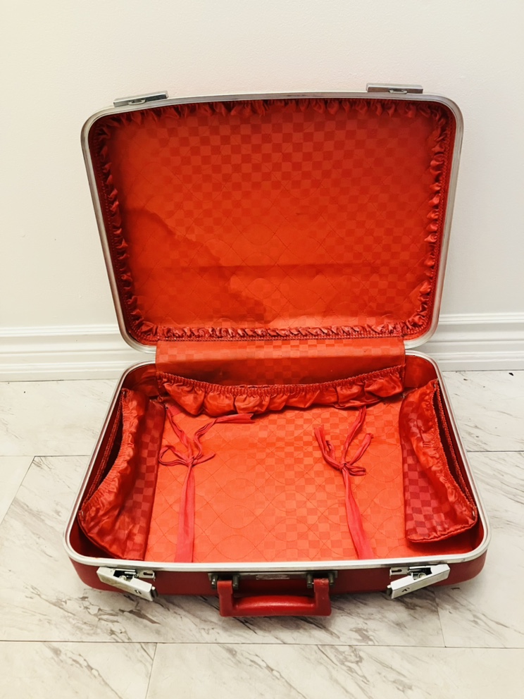 Vintage 1970s suitcase in classic red - photo 3