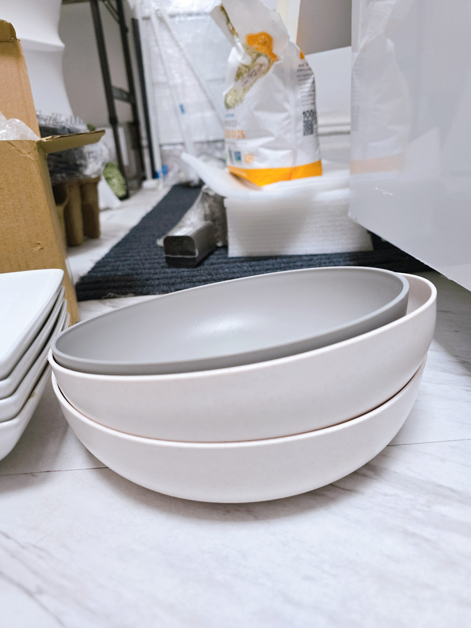 4pc Porselain plates and 3pcs plastics #Freecycle - photo 2