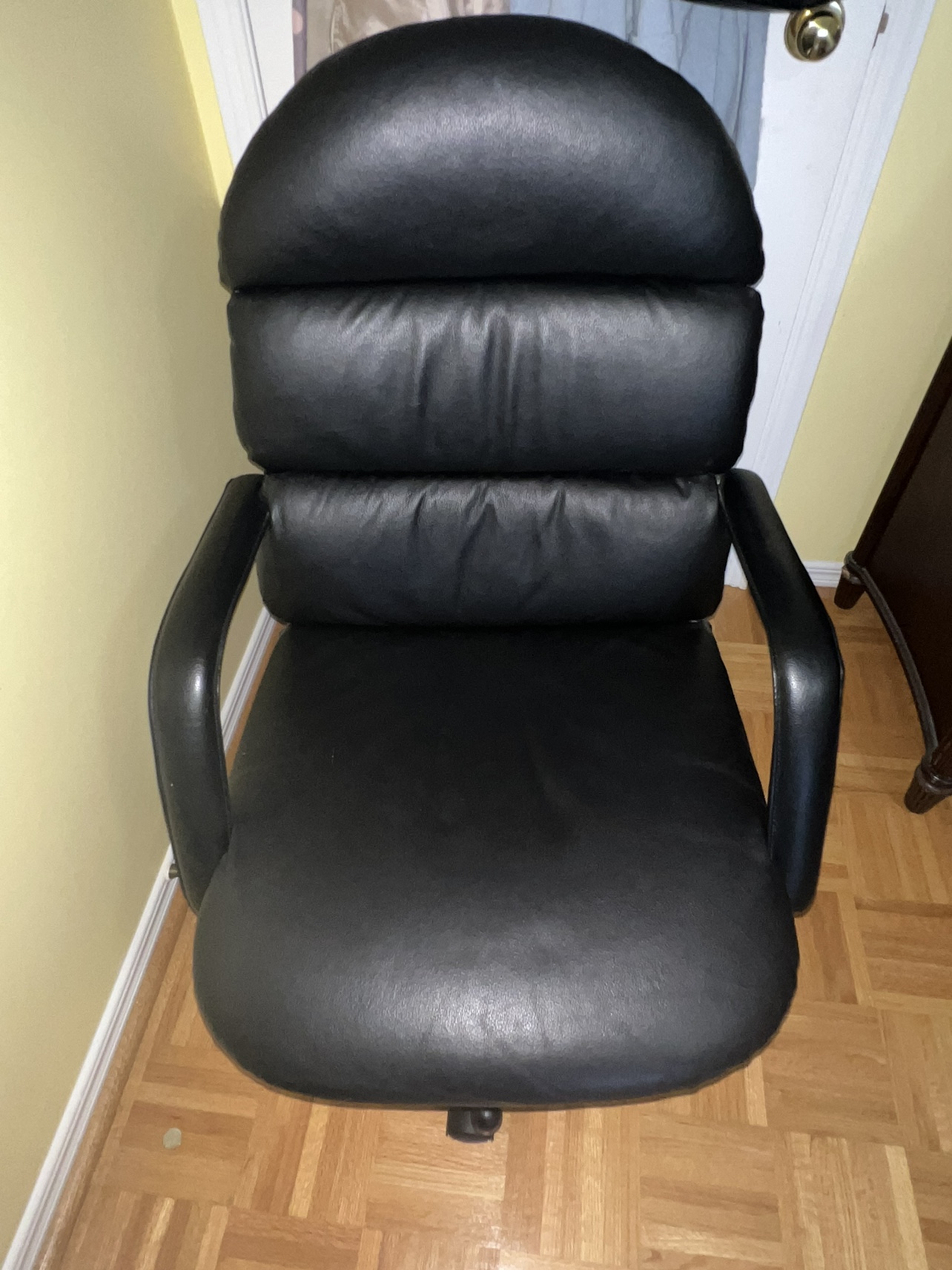 High-Quality Leather Chair with Adjustable Height - photo 3
