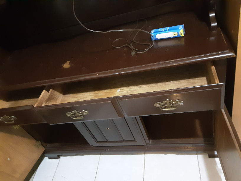 Moving sale Buffet & Hutch image indicator(5)