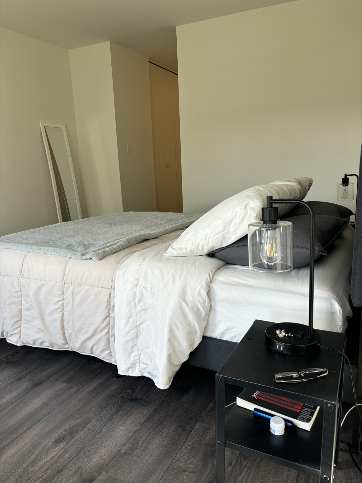 Queen Size Bed (Frame + Mattress) - photo 2