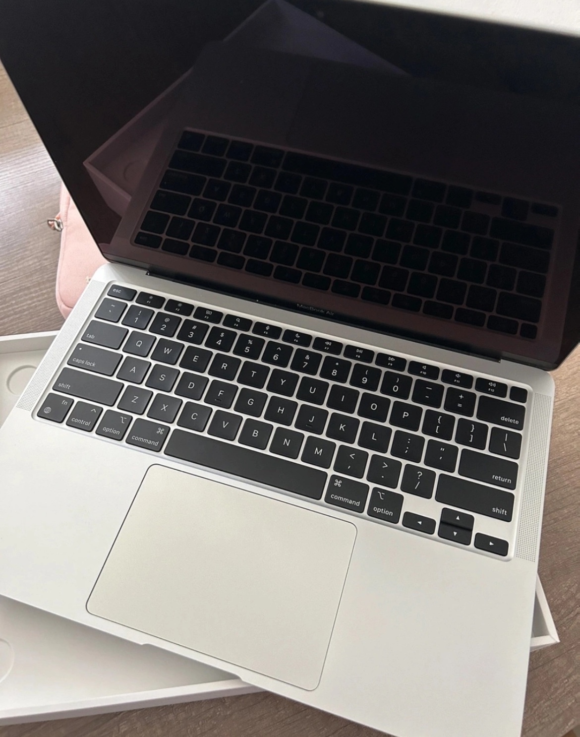 MACBOOK AIR M1 CHIP, 256GB thumbnail