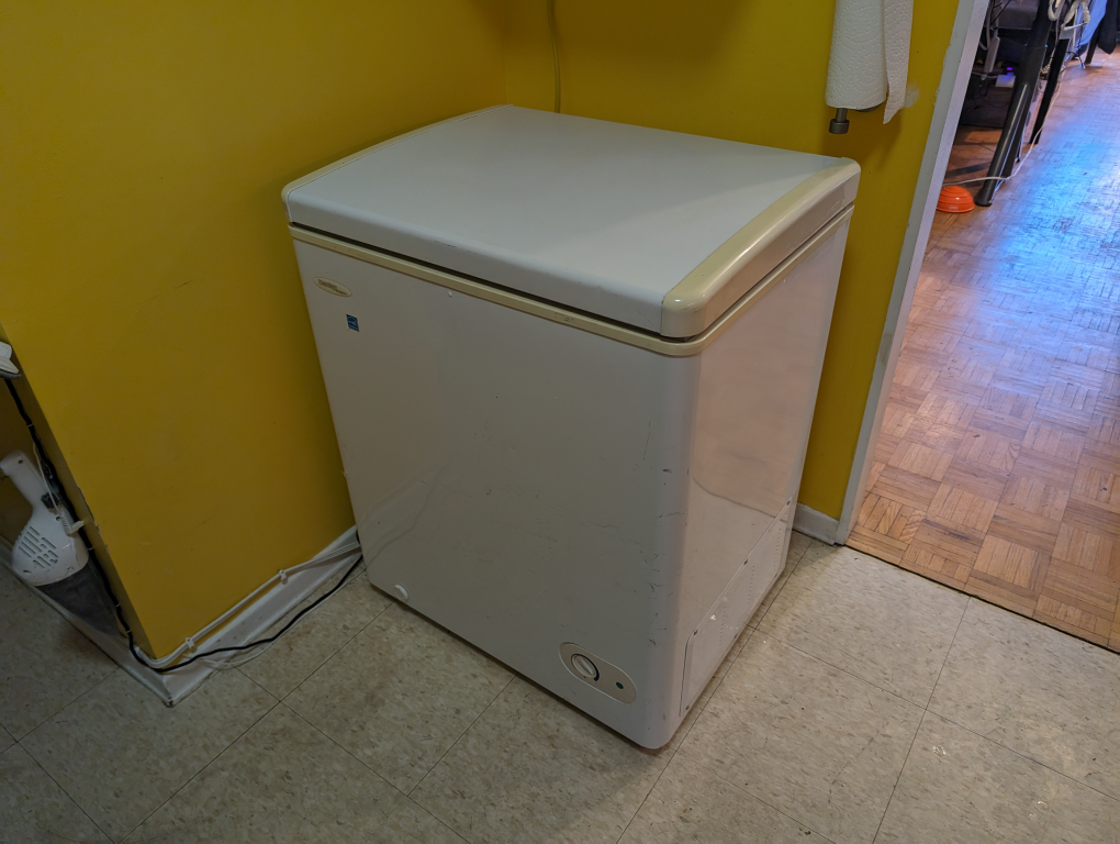 Danby freezer chest 3.6 ft cu DCF401W thumbnail