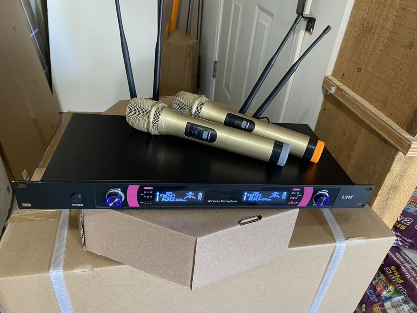 Wireless microphone with 2 handheld