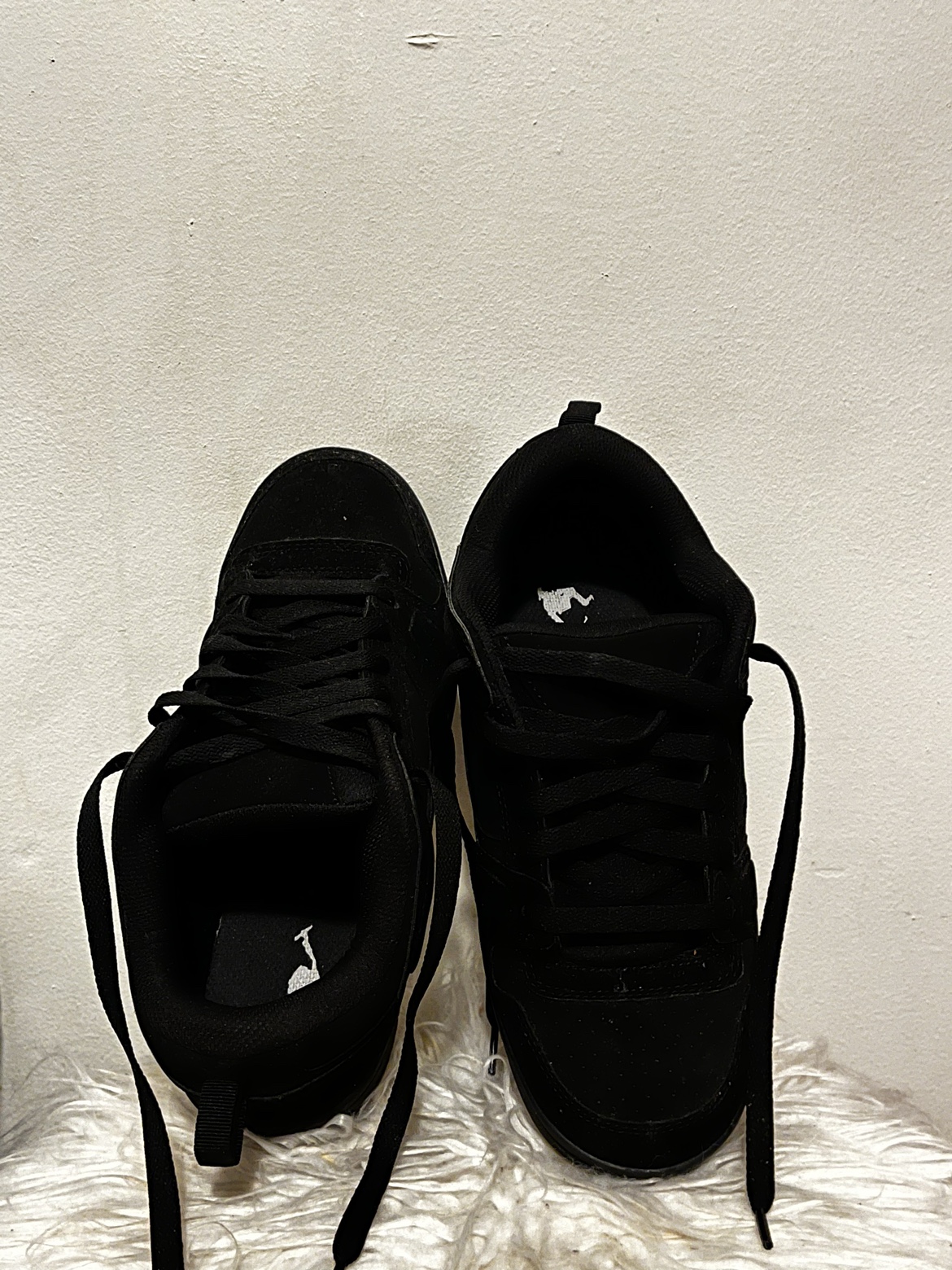 Black sneakers image indicator(4)