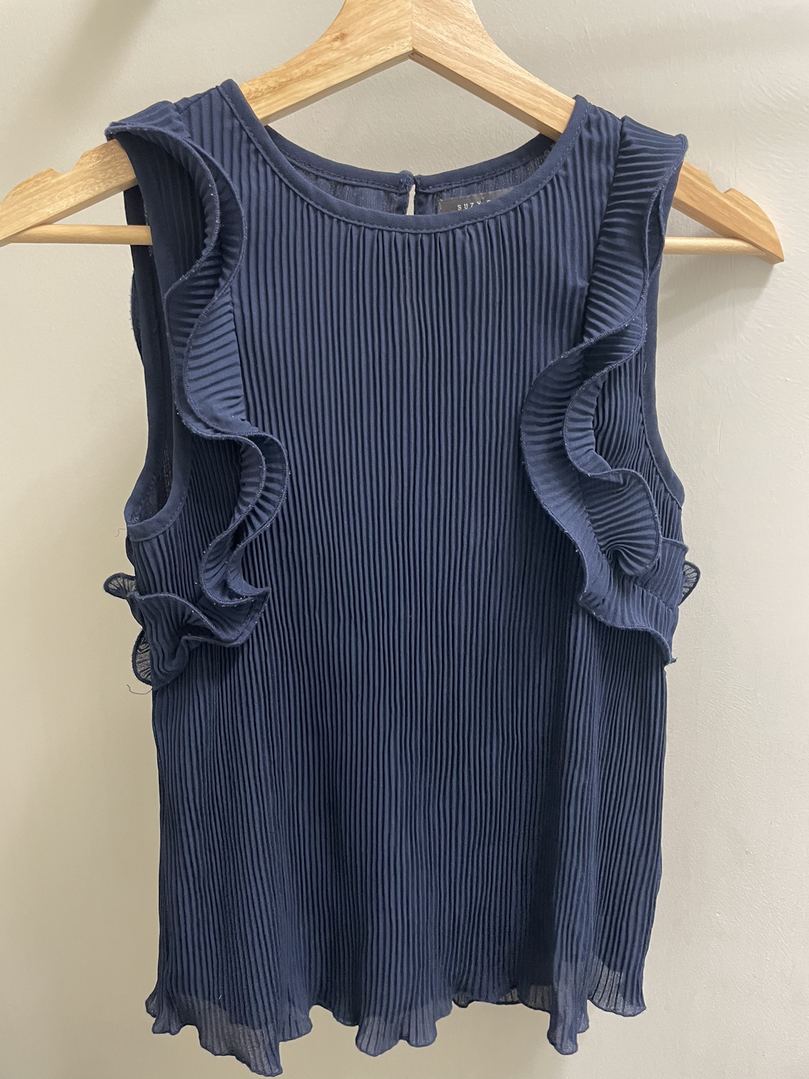 Sleeveless navy blue top, perfect for summer!
