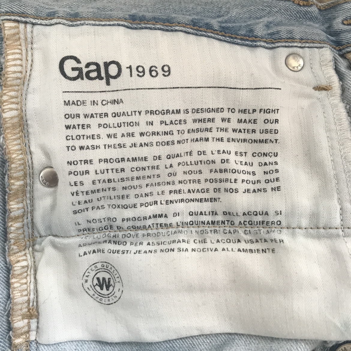 GAP Light-wash Mid-Rise Distressed Denim Jean Shorts Size 27 image indicator(5)