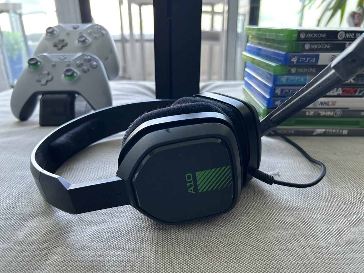 Xbox One S 1tb with controllers and headset - photo 4