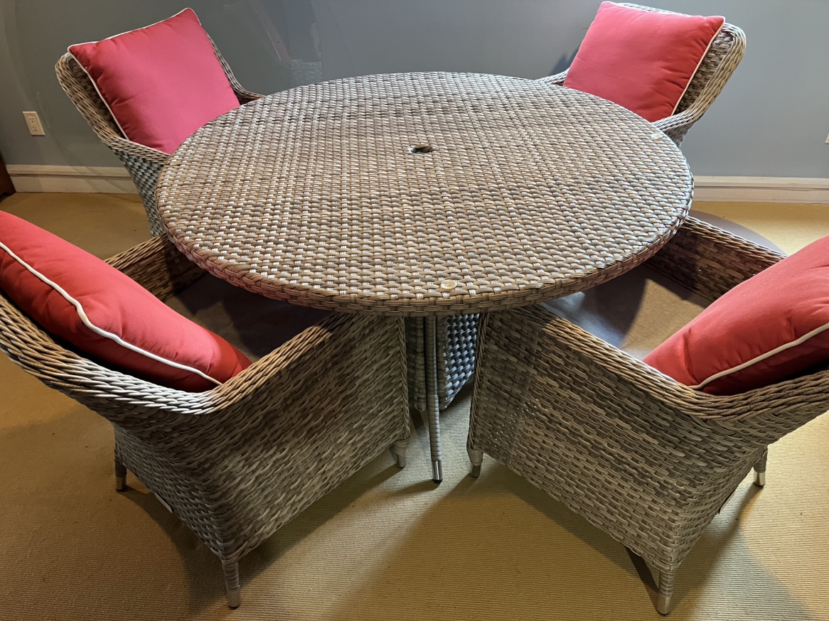 Outdoor table and 4 chairs image indicator(4)