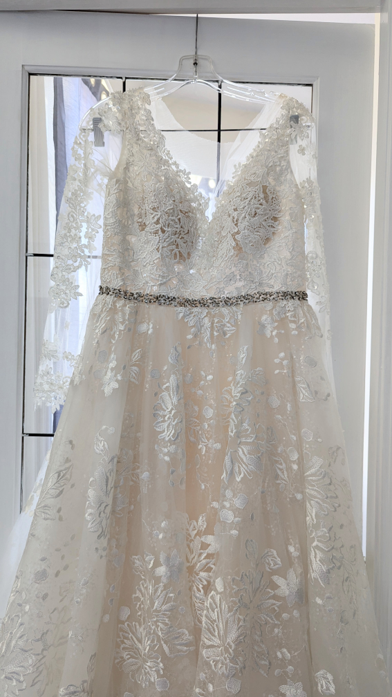 Wedding dress- Sample sale (brand new) only 1 left - photo 3