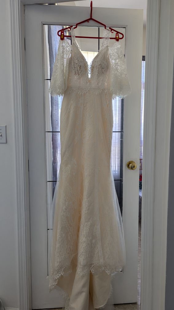 Wedding dress- Sample sale (brand new) only 1 left - photo 4