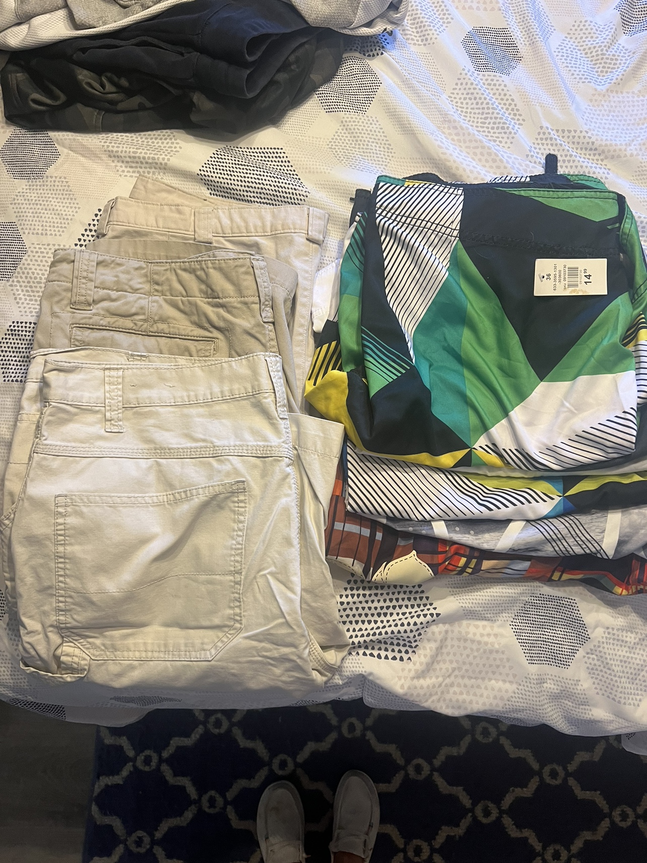 Mens surf shorts and cargo shorts image indicator(6)