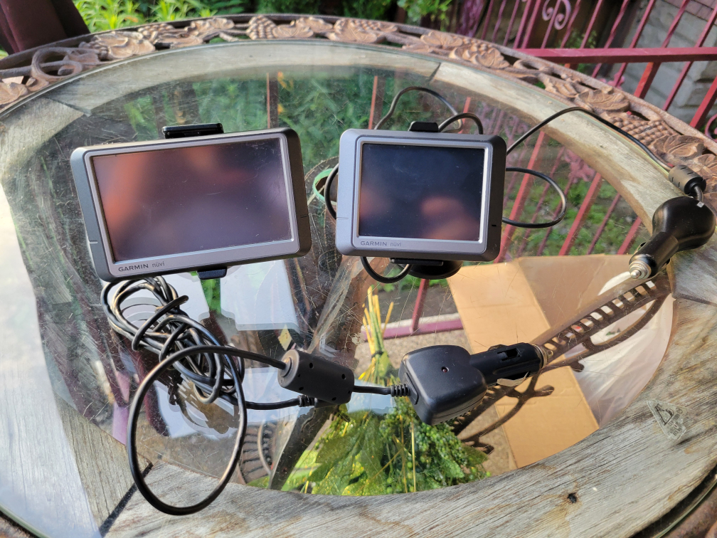 2x Garmin GPS units with car mounts and adapters