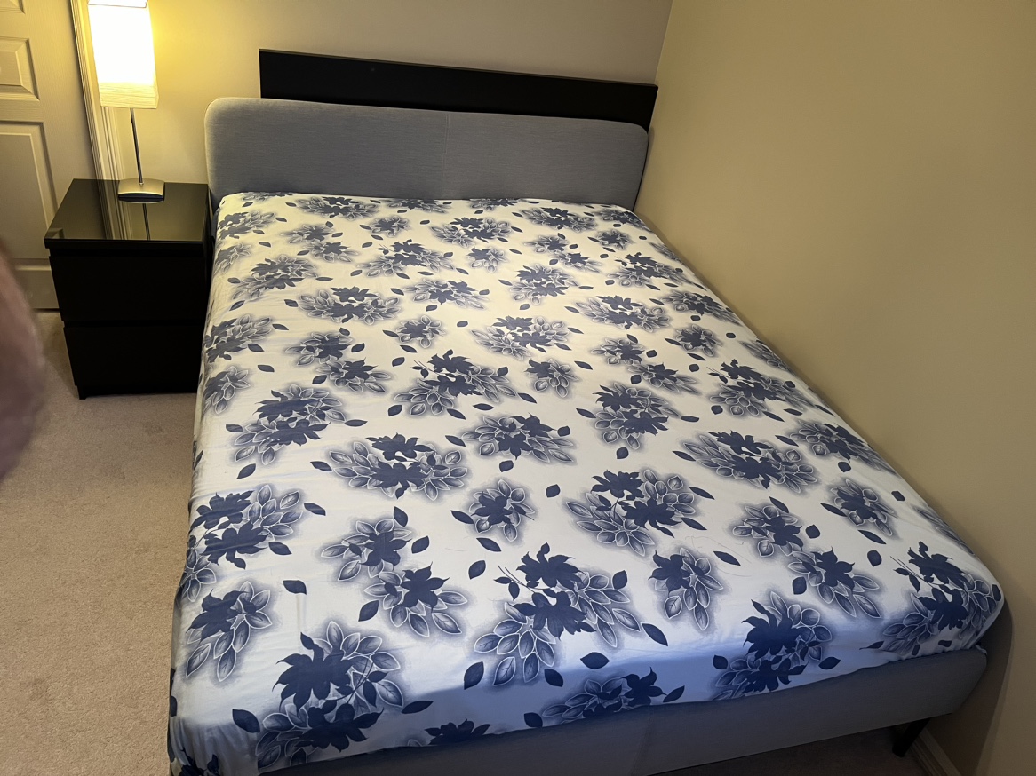 Queen size bed with mattress - photo 3