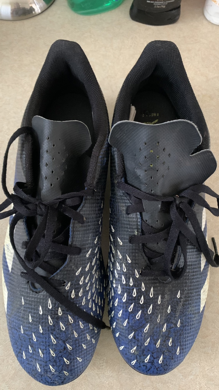 Soccer shoe said 9.5 - photo 2