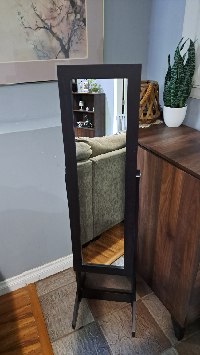 Mirrored Jewelery cabinet