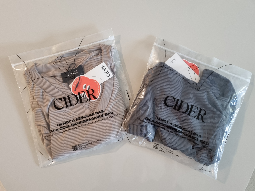 [Unsealed] V-Neck & Off-Shoulder Short Sleeve Crop Top thumbnail