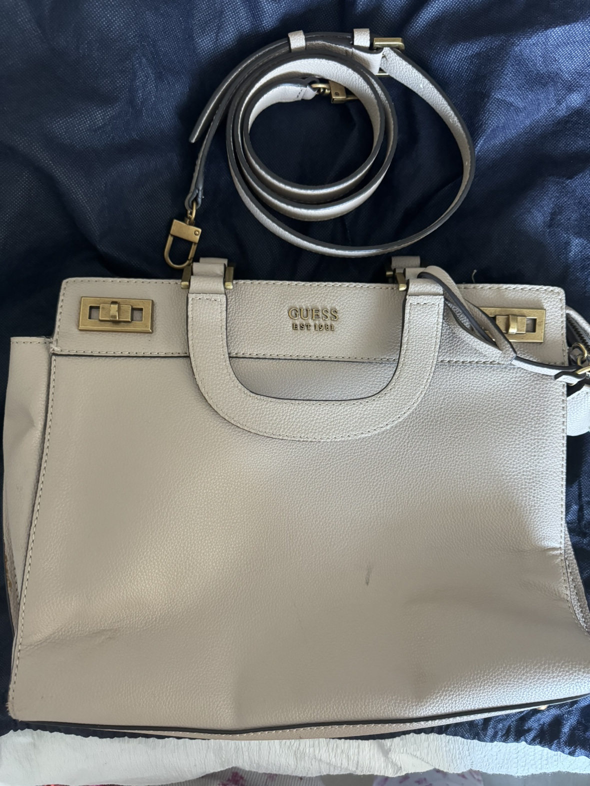 Guess handbag image indicator(2)