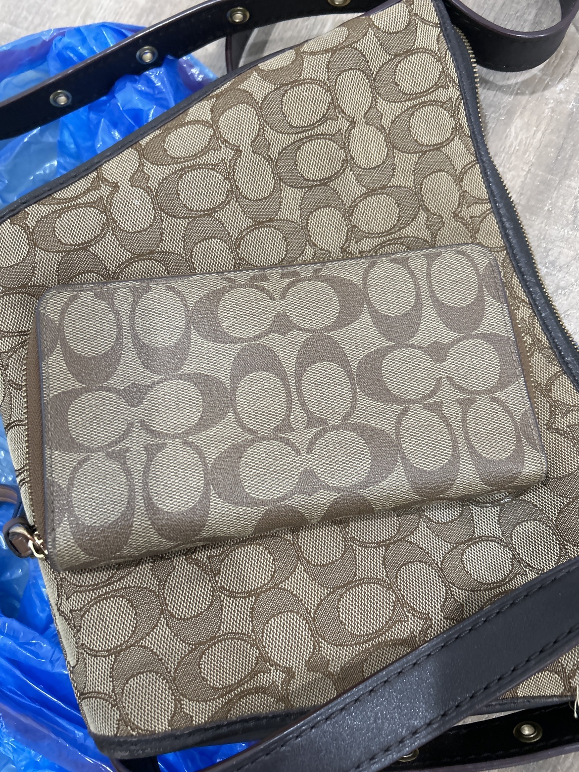 AUTHENTIC COACH purse and wallet image indicator(3)