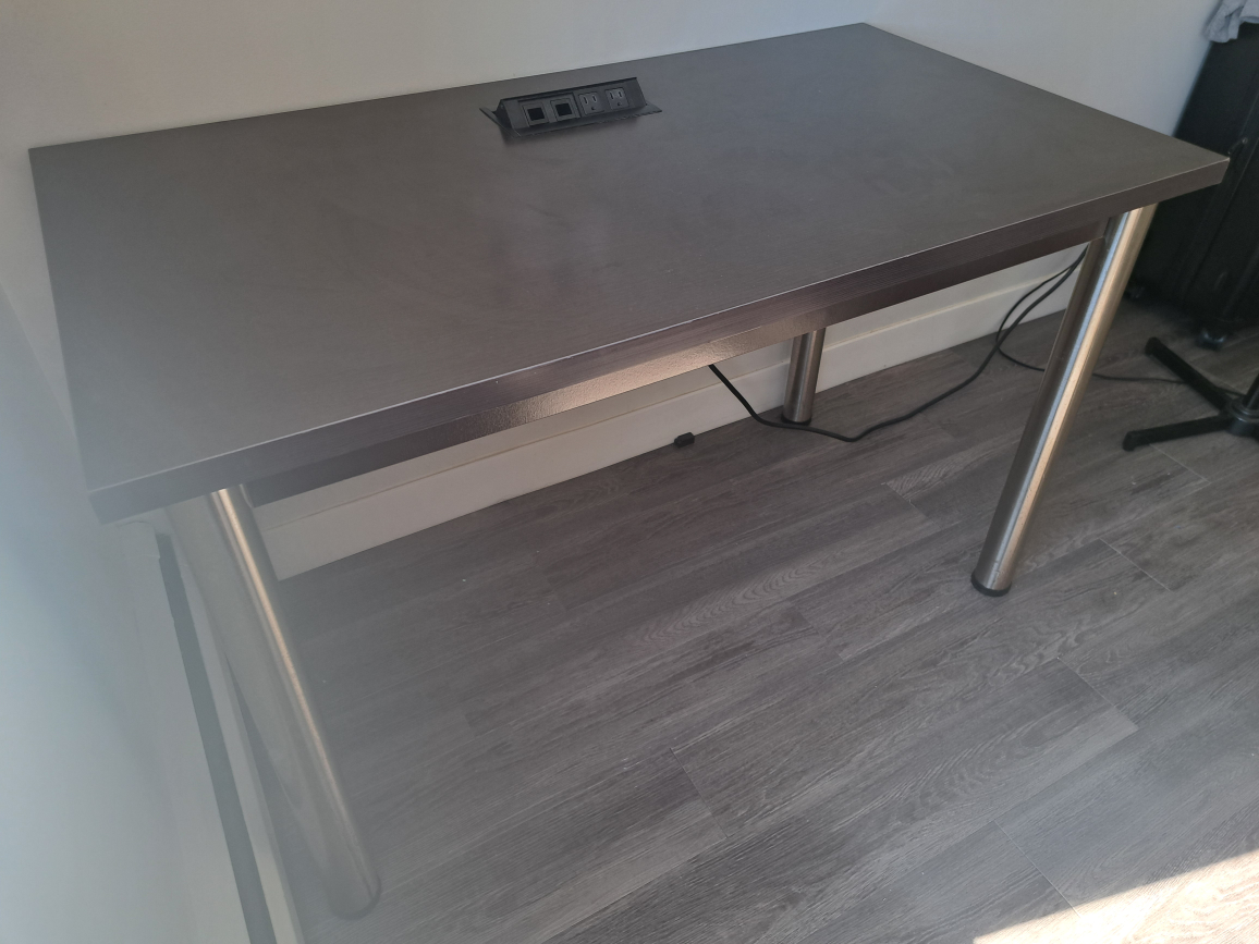 Table with charging port - photo 3